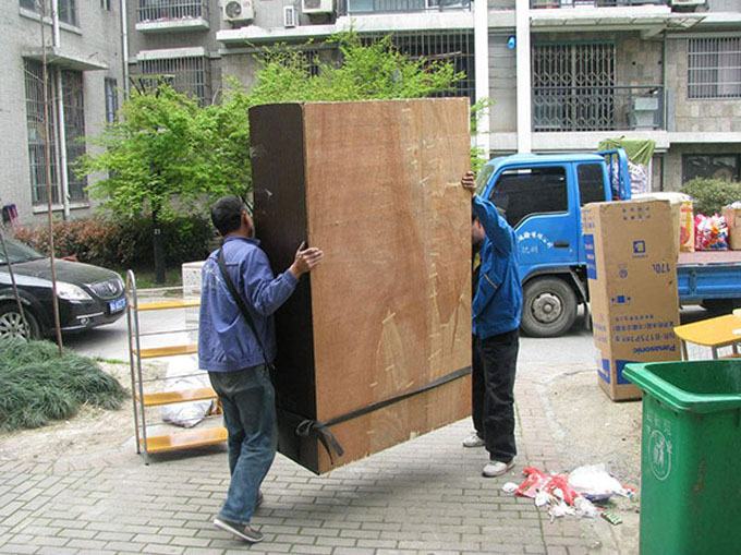 退伍军人组成搬家队伍